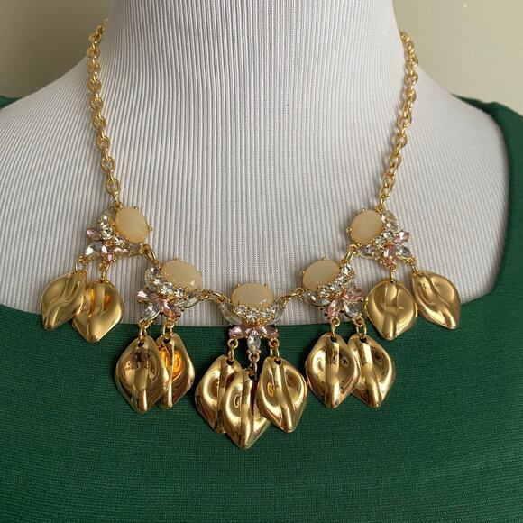NWT Gold Colored Metal Petals Talbots Necklace - Picture 3 of 3